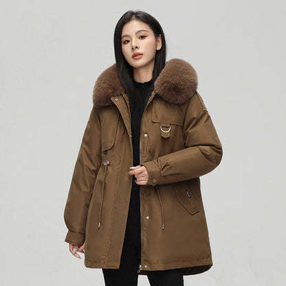 Manteau en coton mi-long avec col doublé de fourrure.